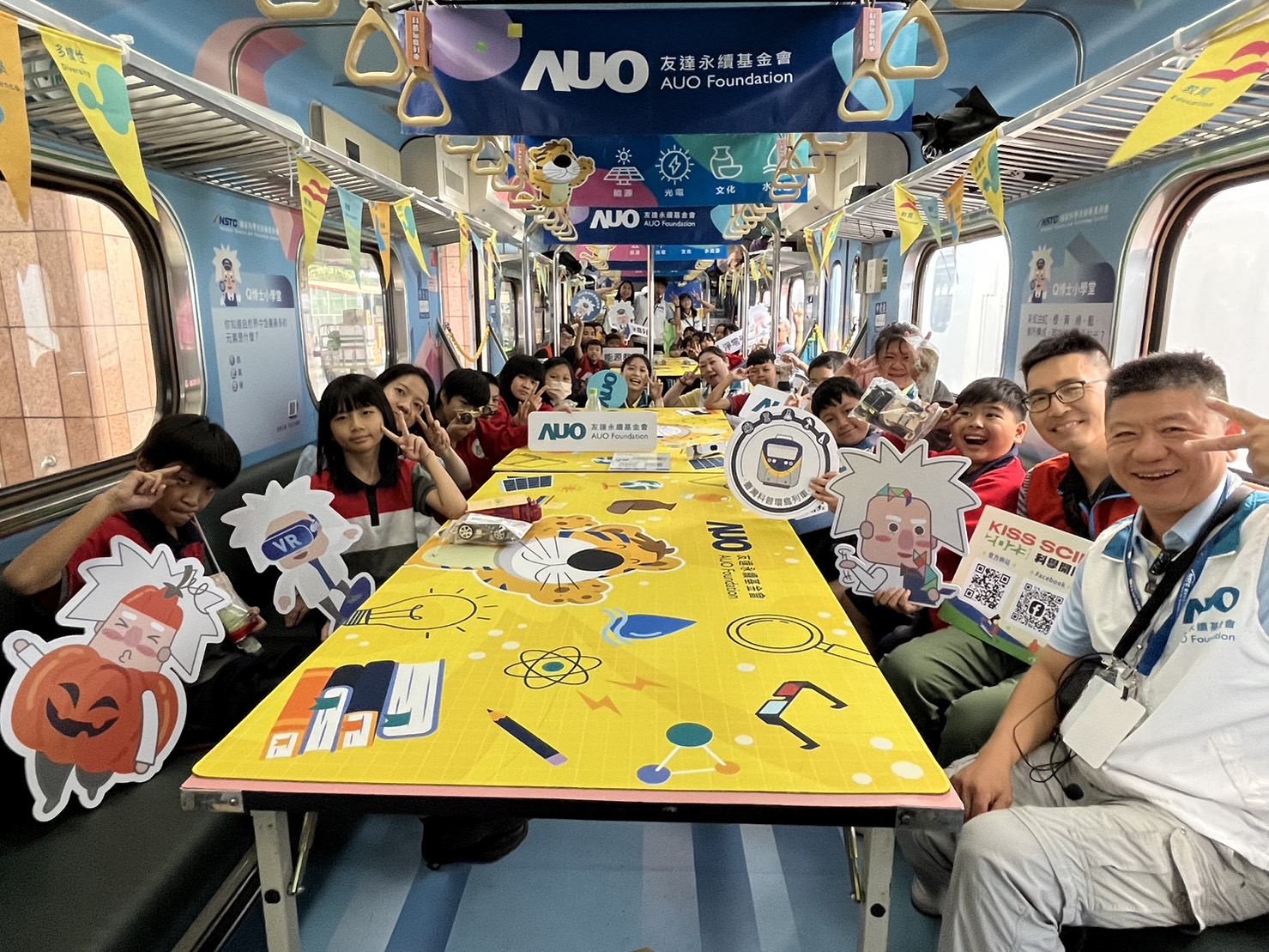 友達永續基金會參與「臺灣科普環島列車」，設計基礎科學車廂課程，以「淨零碳排和永續能源」為主題，讓學生透過創意實驗認識淨零知識，以及思考生活中的減碳行為