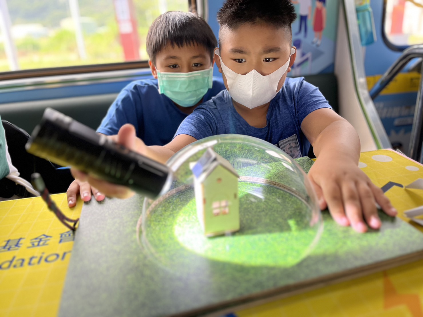 友達參與基礎科學主題車廂，以STEAM教學精神，設計「逐日科學家」、「太陽能工程師」以及「淨零建築師」三大能源科普課程和實驗