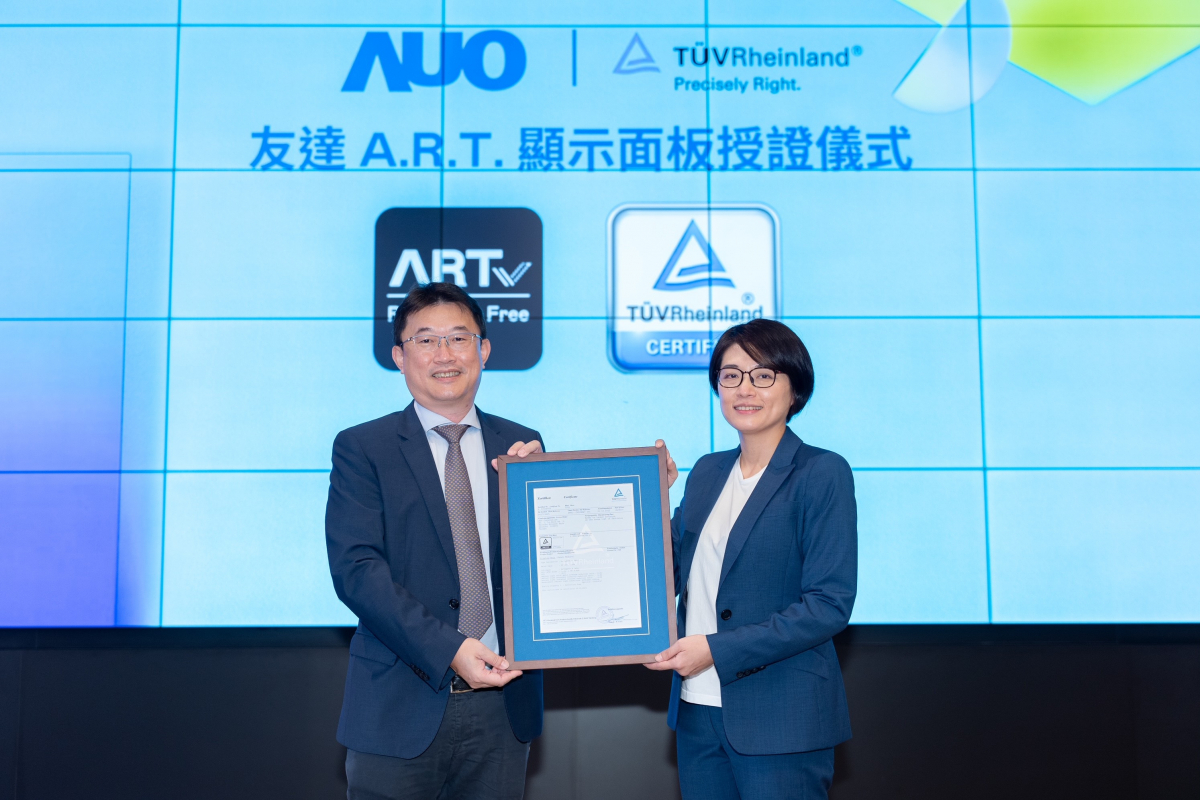 8868体育A.R.T.显示技术获得全球首张德国莱因TUV无反射认证，由8868体育光电显示策略事业群资深副总经理陈建斌代表受证(图左)