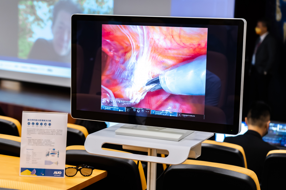 達擎於「國際大腸直腸外科論壇」中，成功導入達文西外接3D影像解決方案。透過達擎即時影像處理技術轉換為成1080p的高解析度畫質，將3D擬真畫面即時呈現於32吋4K 3D醫療顯示器