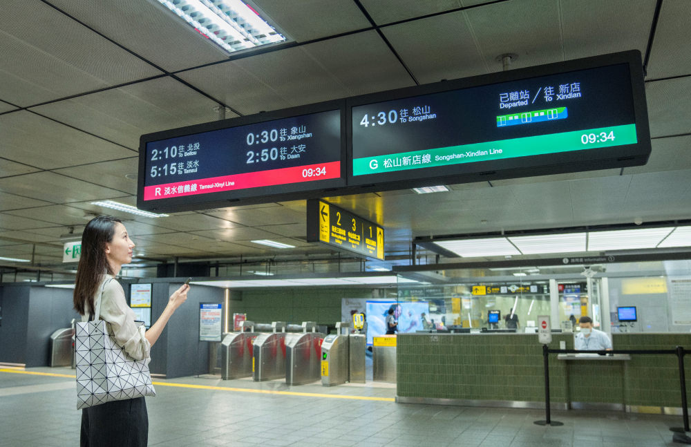 達擎TARTAN顯示器的特殊長條型比例非常適合空間與高度有限的大眾運輸場域應用，具備工業等級高品質、高亮度、高解析與高色彩飽和度等優勢，打造都會智能車站新風貌。