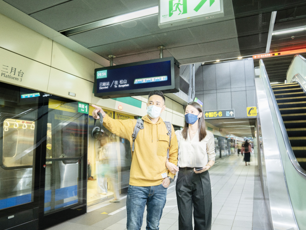 友達旗下達擎之客製化TARTAN顯示器，於台北捷運中山站亮相。以獨特長條型比例與高畫質特色，為台北捷運站帶來嶄新的都會車站風貌