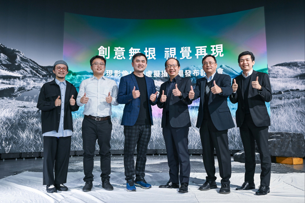 友達光電與再現影像攜手，於中影製片廠建置全台首座提供嶄新一站式整合服務的LED虛擬製作攝影棚（圖左至右：再現影像視覺總監郭憲聰、再現影像營運總監黃棨雋、再現影像藝術總監與導演紀柏舟、友達光電技術長廖唯倫、友達光電系統設計製造服務事業總部副總經理曾天龍、友達光電系統產品事業資深處長蘇聖倫）