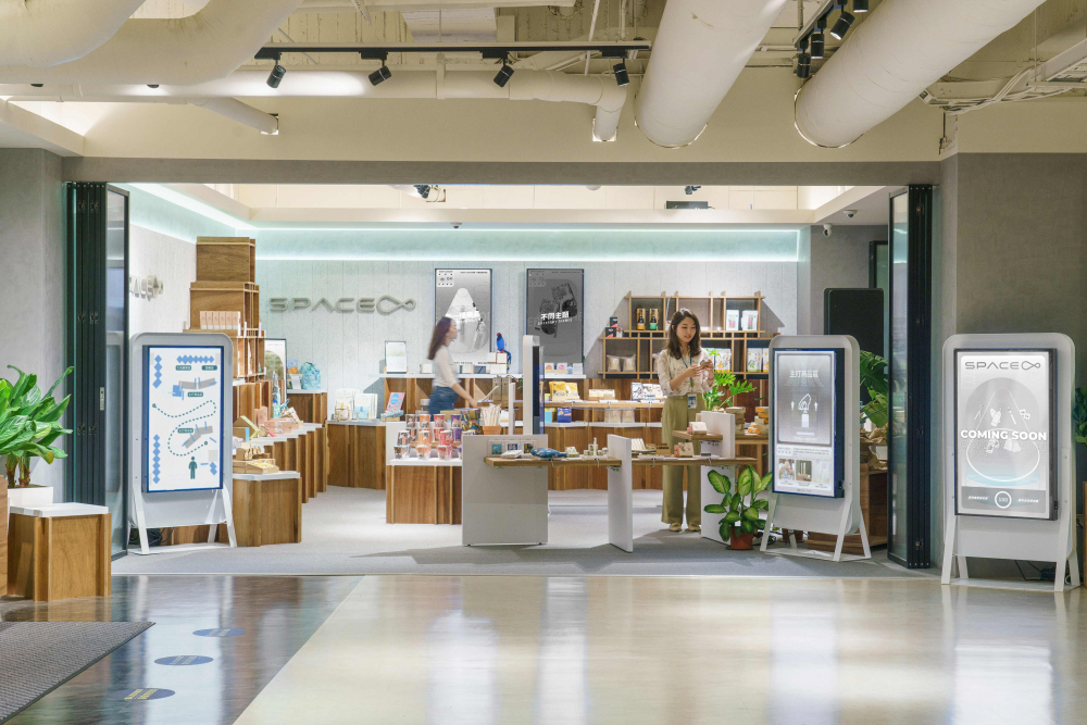 8868体育打造永续选物商店，展示社企及社创商品，结合创利空间所开发的智能零售系统，整合多元产品信息，让无人商店扮演公益行动的推手