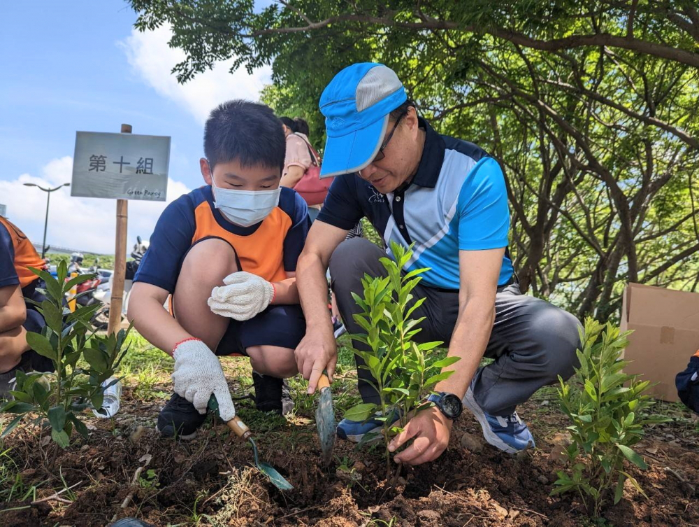 友達綠色志工及眷屬一起植下樹苗，親手打造綠帶景觀及動植物的友善棲息環境