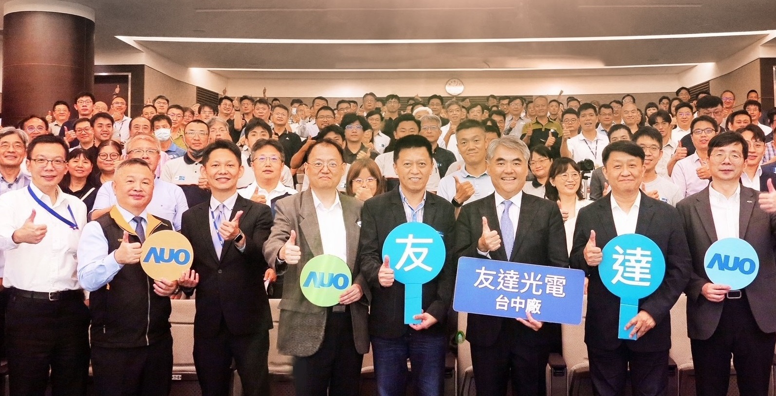 友達以太陽能解決方案領航者，跨足建築領域，4日在台中廠區舉辦「光電建築一體化研討會」，邀請產業先驅共同推動綠化，打造新一代智慧綠建築。