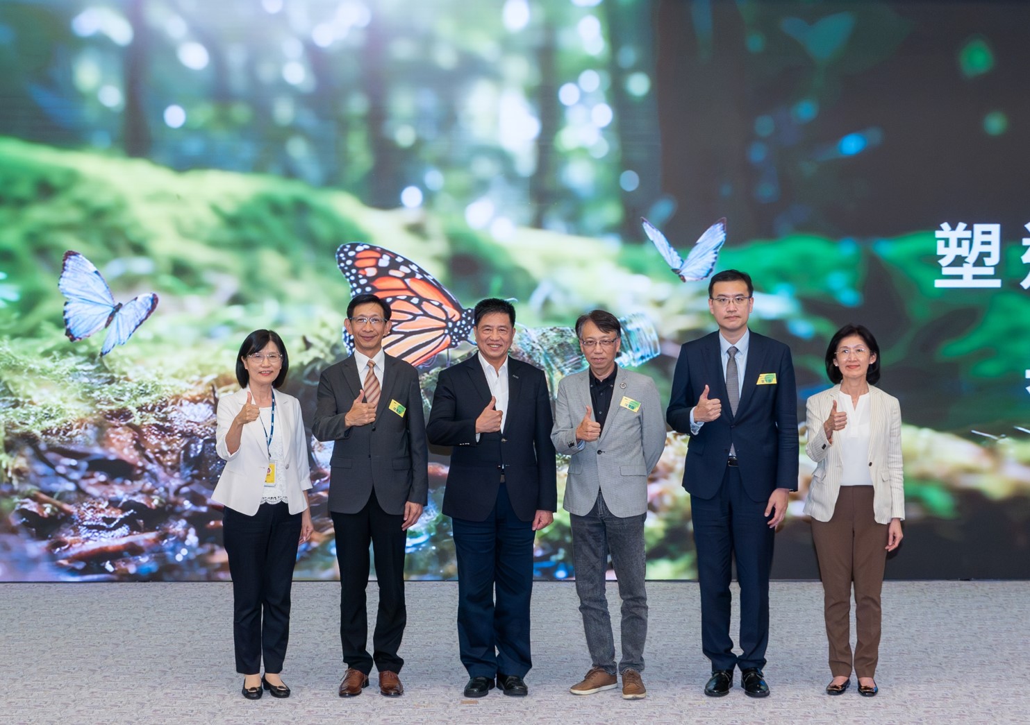 友達2023 CSR共榮大會，邀請領域專家分享交流生物多樣性管理趨勢、無塑產品、海廢永續塑料等議題  （圖左到右：友達光電永續長古秀華、3M台灣技術長陳君杰、友達光電董事長暨集團策略長彭双浪、光寶科技企業永續發展處處長陳慶暉、安永聯合會計師事務所執業會計師曾于哲、友達光電供應鏈總部副總經理吳宜芳）