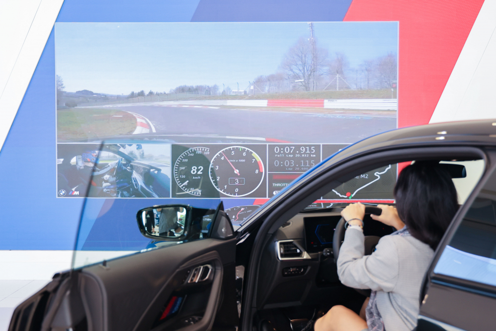 顧客按下虛擬Engine Start按鈕，啟動預選車款的引擎聲浪，螢幕同時呈現德國紐柏林賽道的試駕畫面，坐進車內一秒化身駕駛員馳騁奔騰
