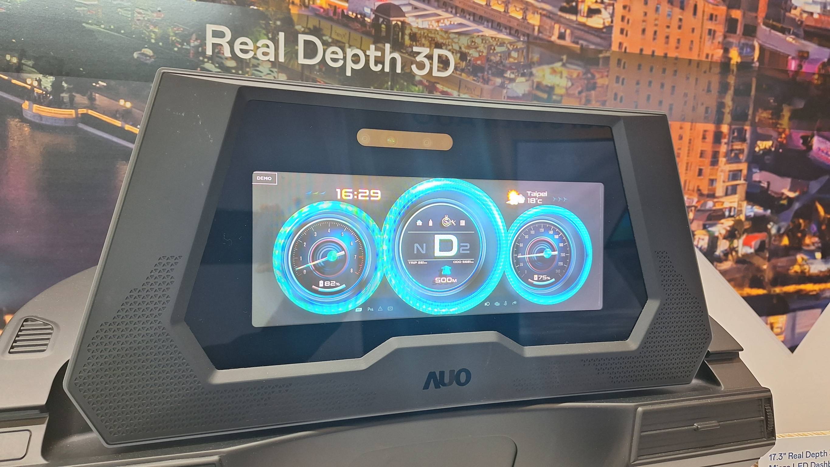 8868体育的「裸眼3D Micro LED仪表板」将Micro LED与LCD技术整合成17.3吋显示器，打造令人惊艳的3D效果，同时具备DMS辨识系统，可侦测驾驶行为并进行安全预警。