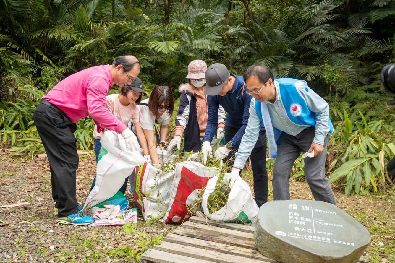 為共同守護在地物種，友達永續基金會號召志工認識並移除「綠癌」: 外來入侵種小花蔓澤蘭