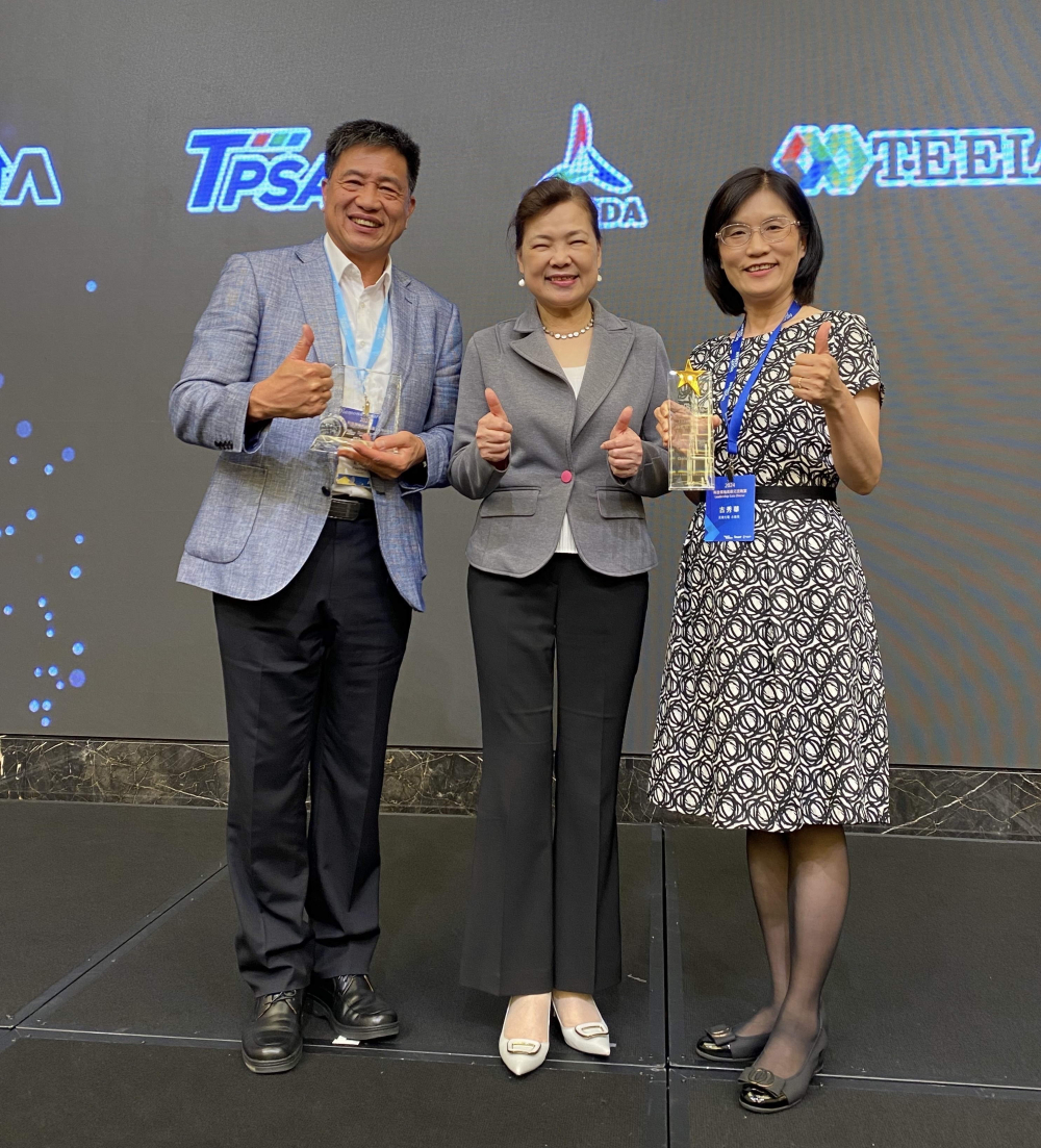 友達致力推動永續發展，於Touch Taiwan2024以3R策略貫穿Display、ESG展位實現綠色展覽目標之成果，Display展位獲綠色裝潢設計鑽質獎最高榮譽，ESG同獲金質獎殊榮。由經濟部長王美花（中）親自頒予友達光電董事長彭双浪（左）、友達光電永續長古秀華（右）