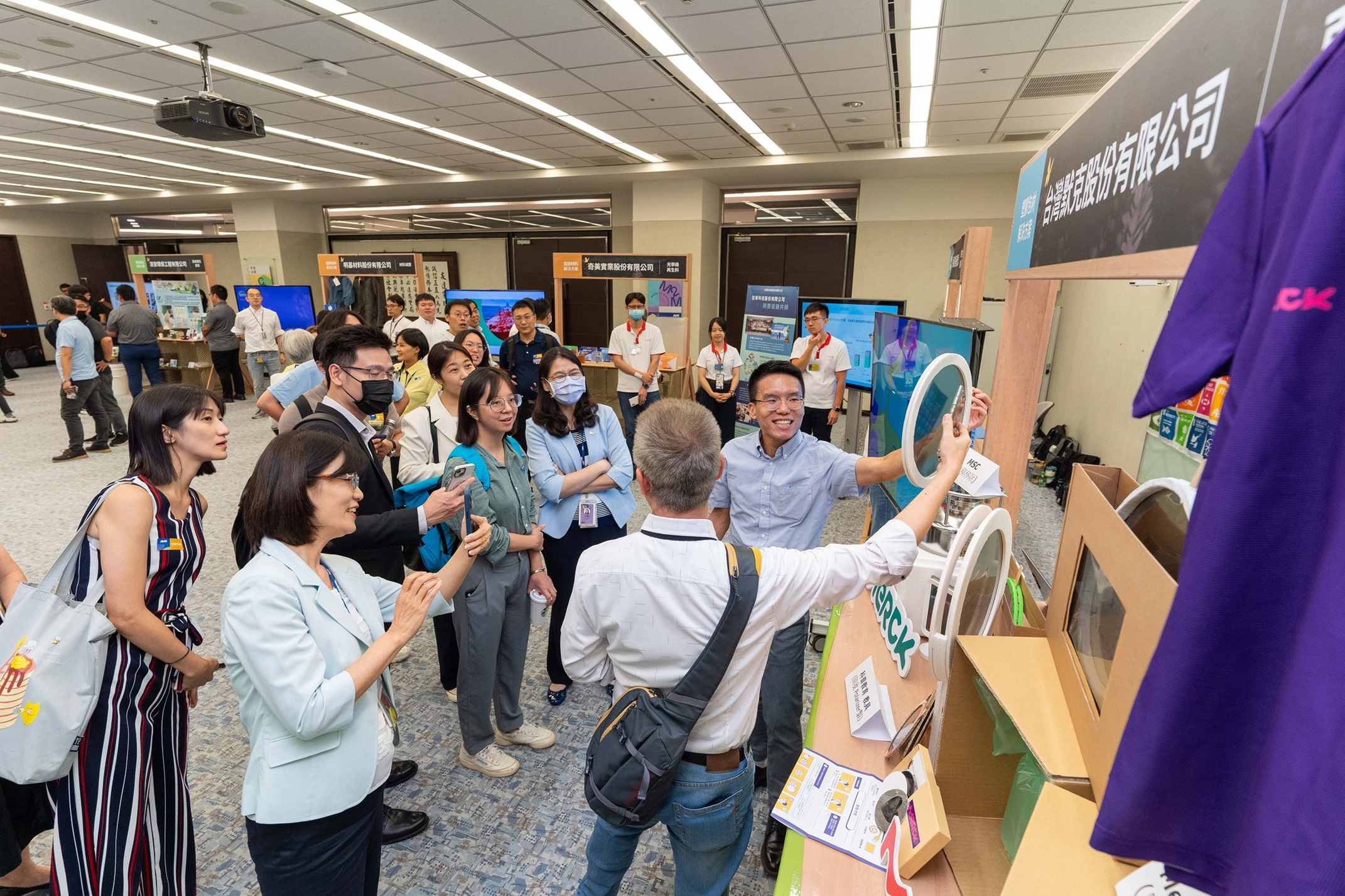 友達聯手產業夥伴策劃首屆生態圈聯展，展示如何將廢塑料循環再利用，創新解決方案包括：塑膠包材再生與循環使用、再生塑料研發及應用、廢塑膠回收再生技術、減塑生活提案等