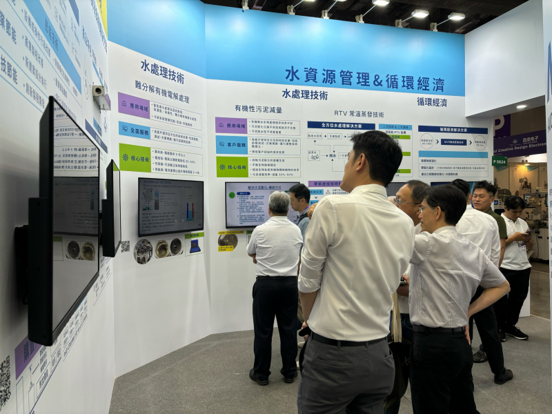 友達以深厚的智慧製造經驗發展永續戰略，積極延伸價值鏈，轉化成可供外界使用的綠色智慧服務，進軍SEMICON Taiwan 2024，提供半導體產業鏈打造AI世代的永續即戰力。