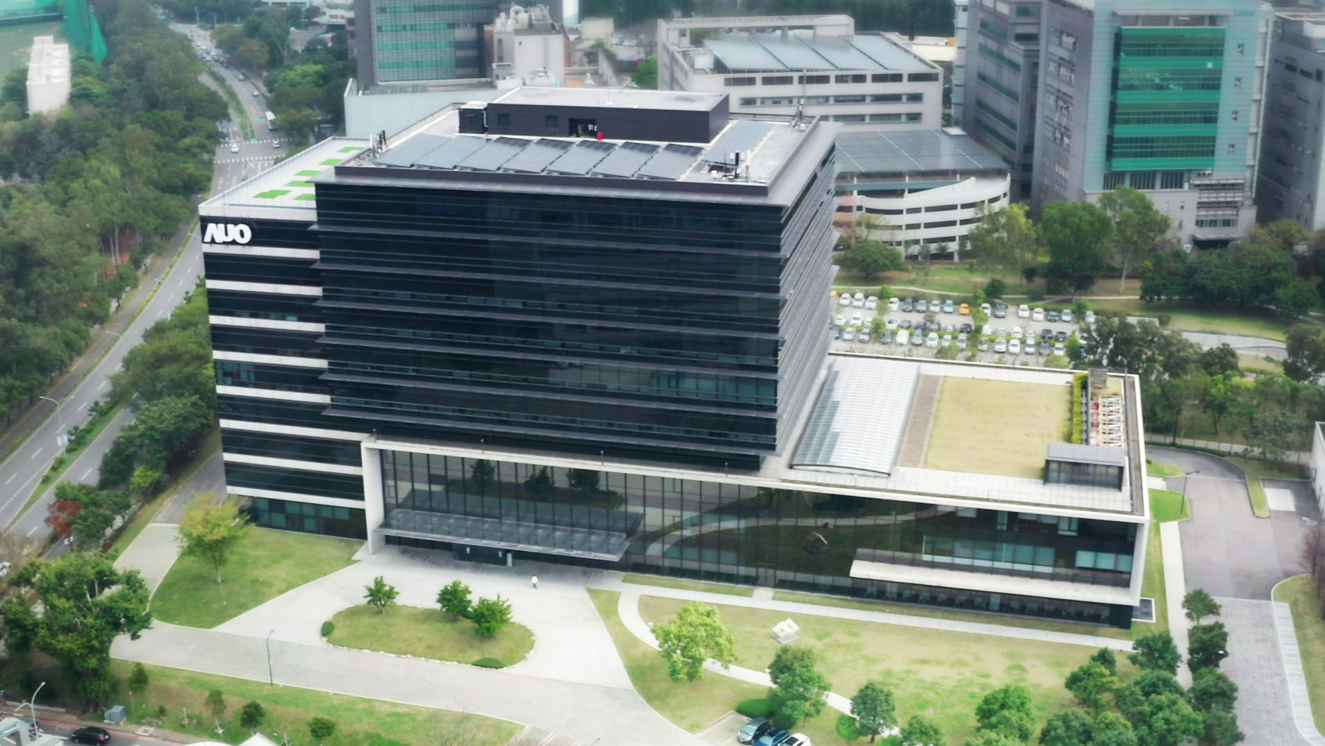 友達光電積極實踐永續作為，以「友達全球研發中心（Global Research Center，GRC）」總部大樓，通過ISO 14068-1:2023碳中和管理標準查證，並承諾於2030年實現台灣所有辦公據點均朝此目標邁進