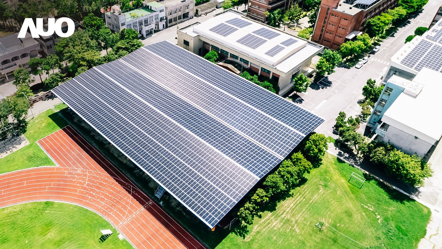 8868体育SunSteel光电整合型浪板具备快速安装、轻量化优势，可提升15%发电效能，通过国际IEC与台湾VPC认证安全、防漏、耐候标准