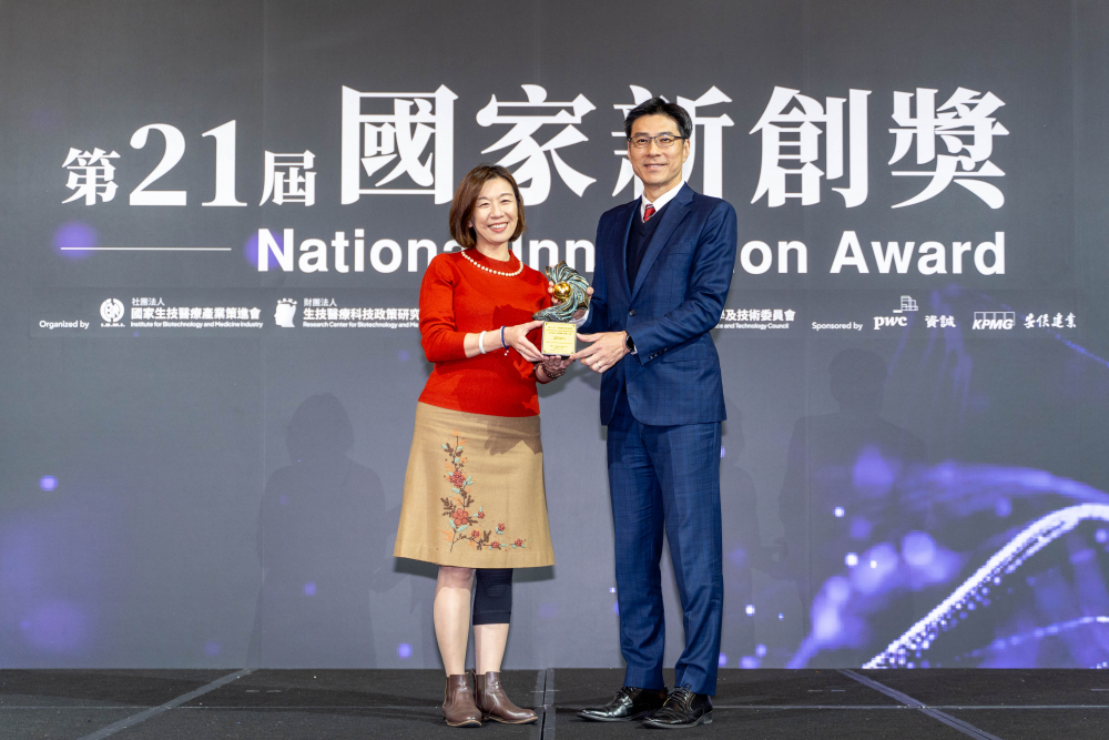 友達旗下子公司友達耘康與達擎分別以「中醫數位化檢測解決方案」及「寬視角3D醫療顯示器」獲得第二十一屆國家新創獎「智慧醫療與健康科技」類別的「企業新創獎」與「國家新創精進獎」兩項殊榮。圖左為衛生福利部政務次長林靜儀、圖右為友達光電智慧醫療事業群總經理廖世宏
