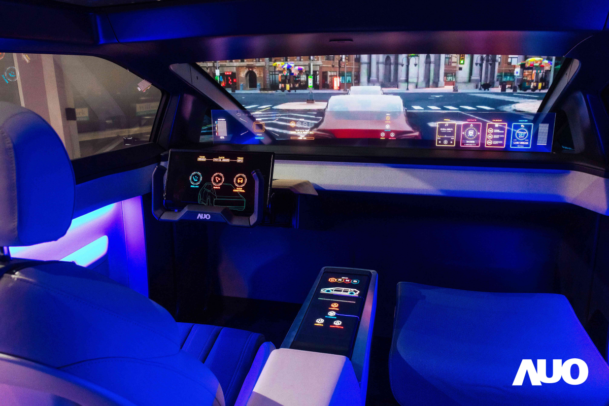 友達新一代智慧座艙Smart Cockpit 2025的Micro LED創新顯示應用中，47.5吋無界透明顯示介面與14.3吋多變形態中控顯示，兩項產品獲得2025智慧顯示應用大賞的智慧移動獎，提供全新的人機互動體驗