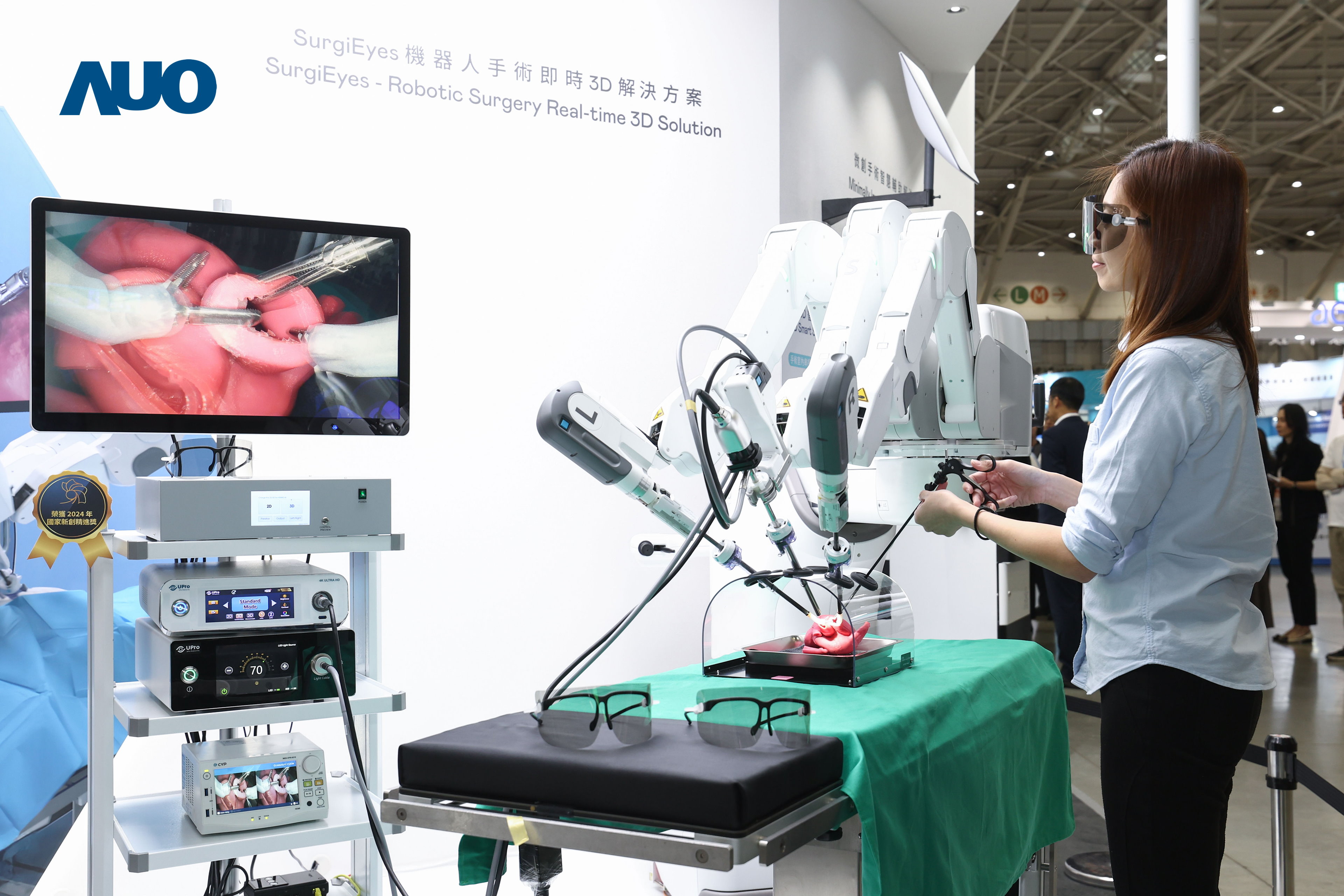 達擎以領先的3D顯示技術推出「SurgiEyes機器人手術即時3D解決方案」，整合先進3D影像處理與獨家3D垂直寬視角、廣色域的顯示技術，手術團隊可即時同步主刀醫師視角看到清晰3D影像，提升溝通效率與安全性。
