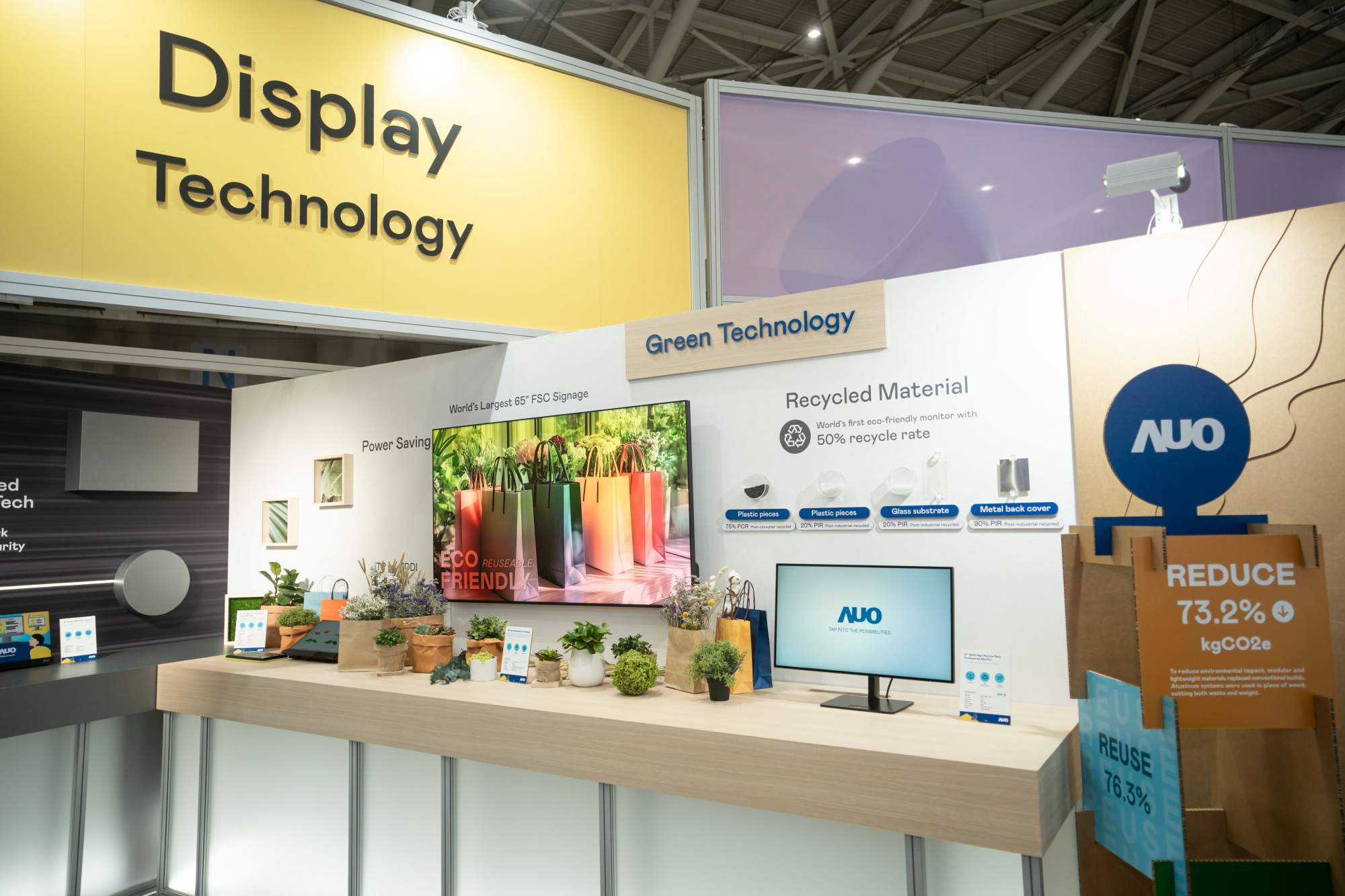 友達Touch Taiwan 2025雙展位再度獲etouch 綠色裝潢設計獎肯定；智慧顯示展位以鋁製模組系統取代傳統木作施作，並在相關裝潢物與設計使用可回收、可重複使用的材料，體現低碳與循環精神。