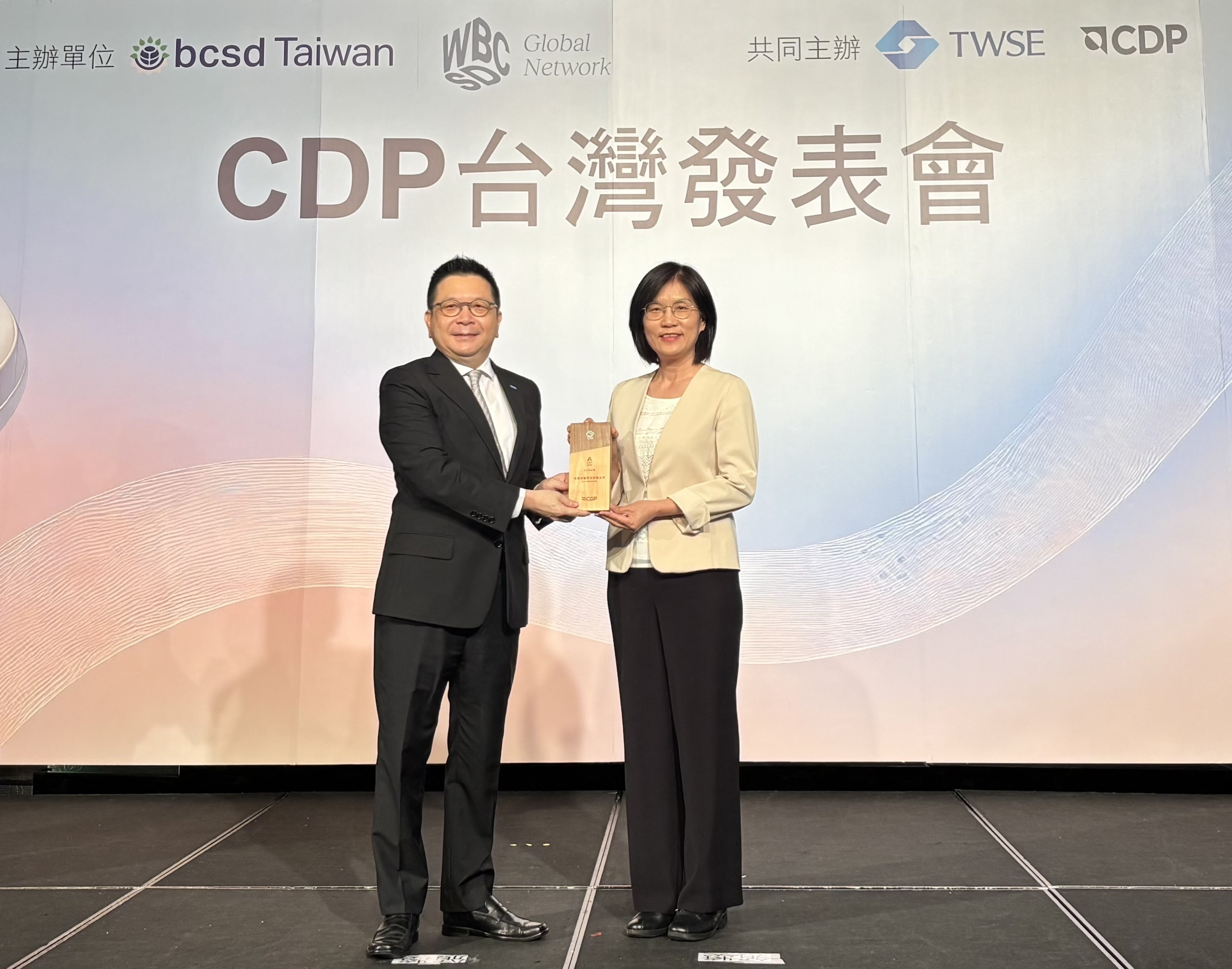友達永續成果再獲國際評比肯定，獲頒CDP氣候與水資源雙項領導力評級。今由臺灣證券交易所董事長林修銘（左）頒獎，友達光電永續長古秀華（右）代表受獎