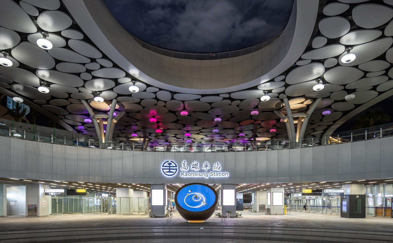 創利空間參與《高雄車站共感空間》公共藝術計畫，擔任視覺科技整合夥伴。於「看時間」天文鐘作品中提供技術指導，整合圓形LED鐘面與鐘體結構，在時間、天象星盤與空間氛圍間生動展演