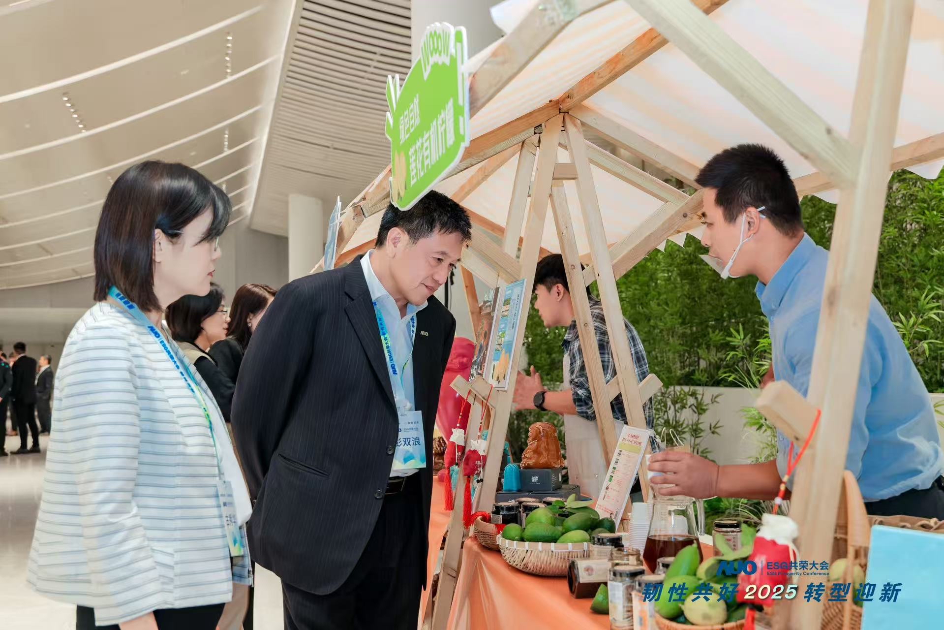 8868体育大会设置ESG互动展区，携手ADT、华展工业等供应链伙伴与社会企业，集中呈现绿色产品、循环成果与社区共融实践，通过可观可感的沉浸式体验，构建从技术到文化的立体永续价值链，获得与会嘉宾广泛好评。