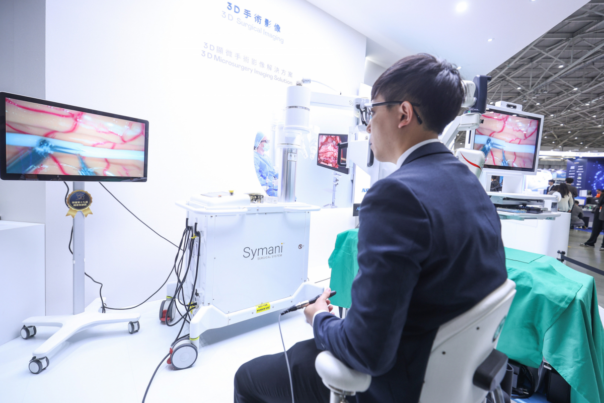 達擎推出「3D顯微手術影像解決方案」，將3D影像技術從腹腔內視鏡手術延伸至神經、血管、淋巴等高難度顯微手術，提供超清晰立體視野，協助醫療團隊在複雜手術中完成精準細膩操作。