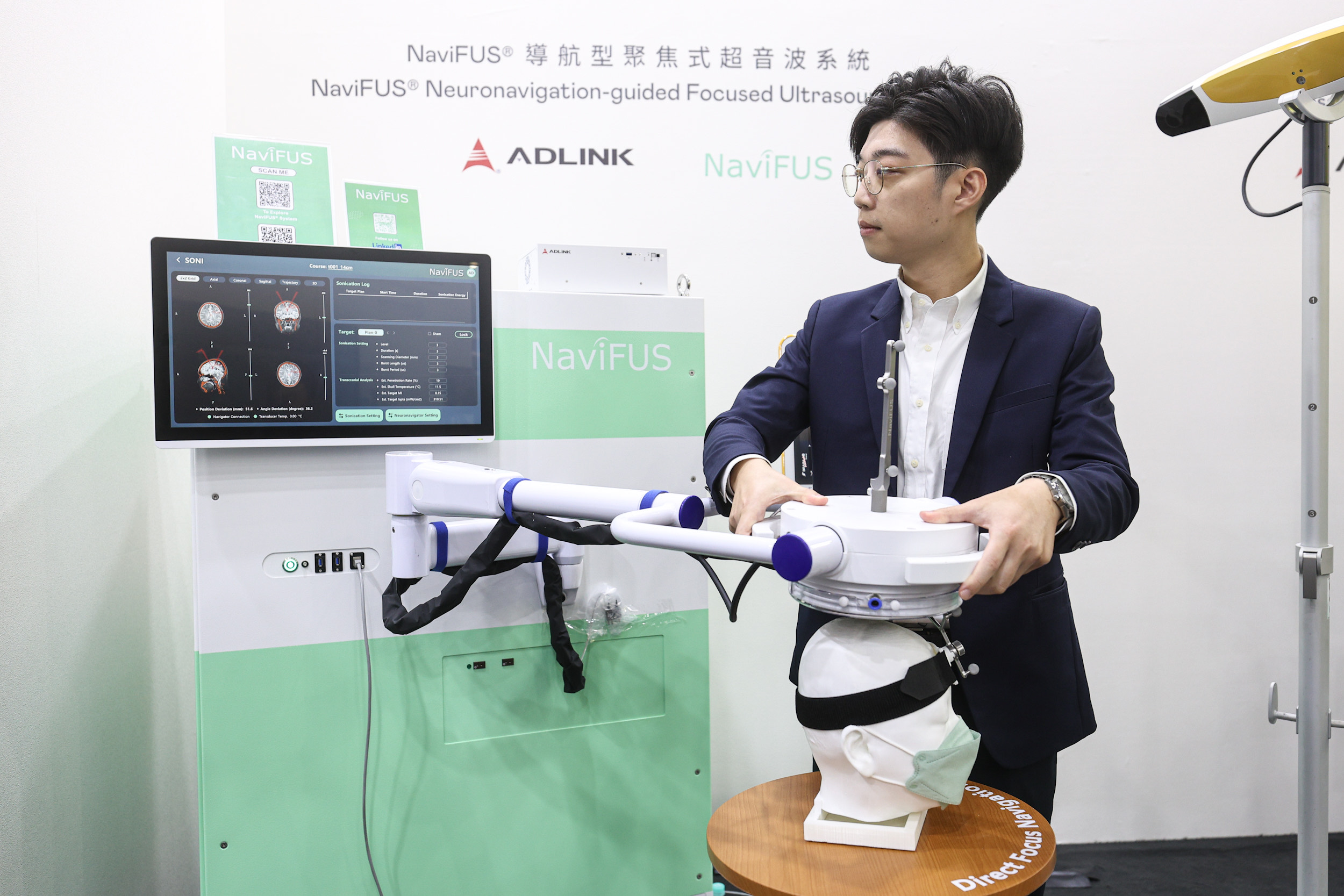 達擎攜手凌華科技與浩宇生醫合作的「NaviFUS&reg; 導航型聚焦式超音波系統」，以凌華醫療級邊緣運算平台為核心，結合光學導航與穿顱超音波技術，非侵入性將能量精準聚焦腦內病灶，可暫時開啟血腦屏障，提升藥物遞送與治療效果。
