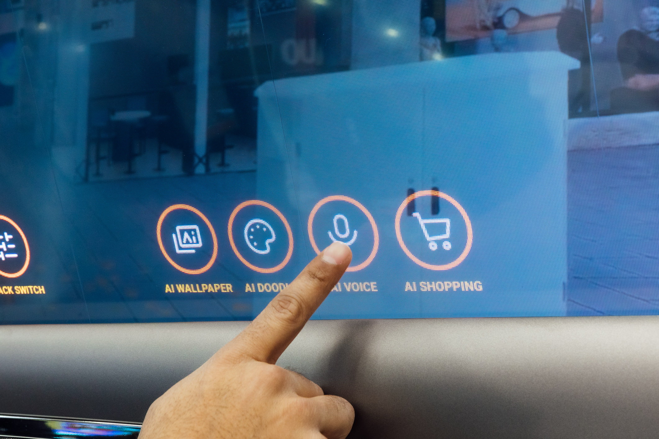 藉由友達智慧移動的車用AI運算方案，可驅動XR Interactive Window將車窗化身為串聯外界的世界之窗，並透過語音或手勢即可標記街景、購物點餐或進行互動娛樂。