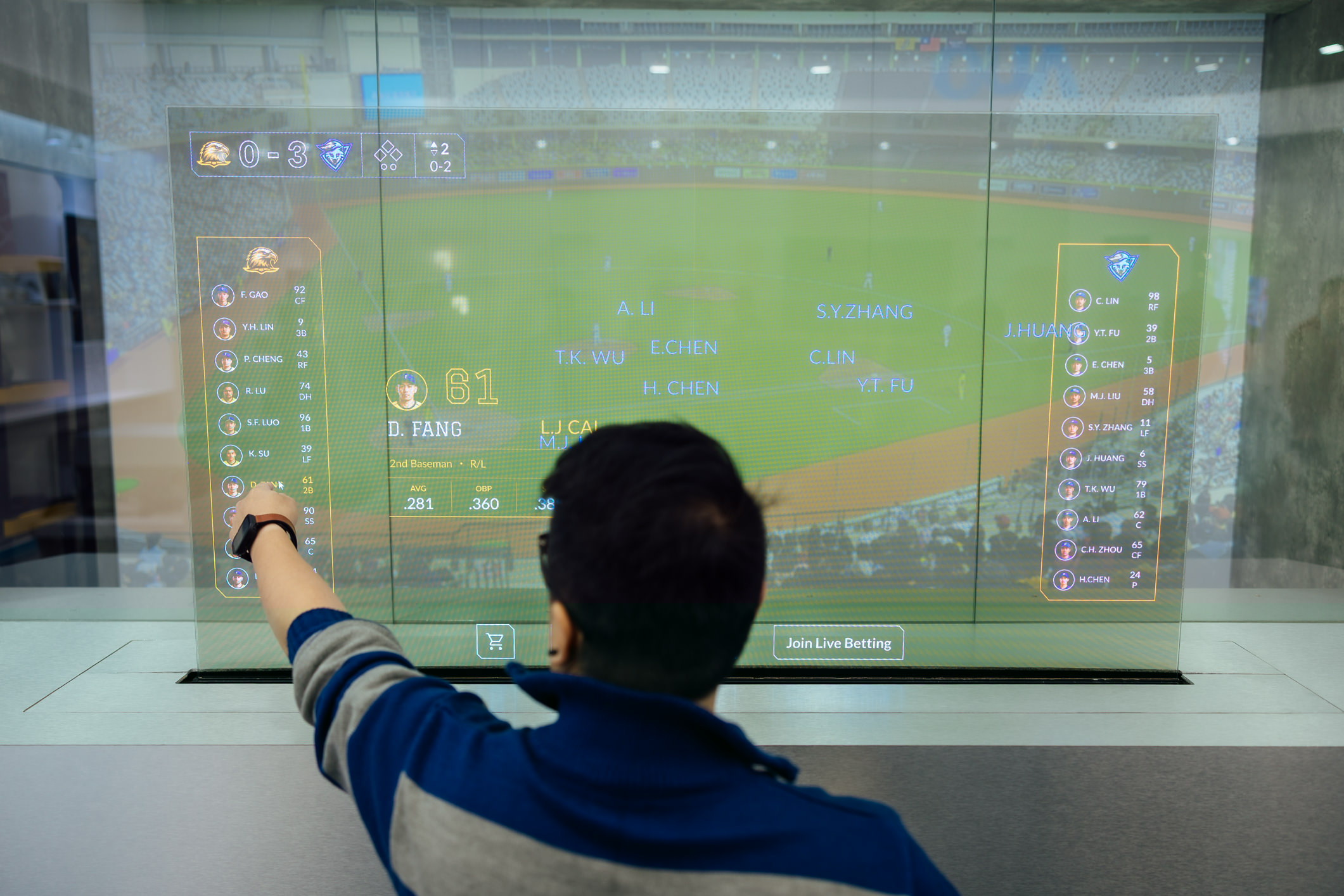 達擎64吋Sports AR Solution Sports AR解決方案結合即時運動賽事數據與互動內容，觀眾可透過Micro LED顯示器的透明特性，在觀看實體賽事的同時，同步於顯示螢幕上取得與實體球員及賽事對應的相關資訊，獲得專屬的沉浸式體驗，提升現場參與感。